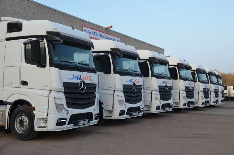LKW in Reih und Glied